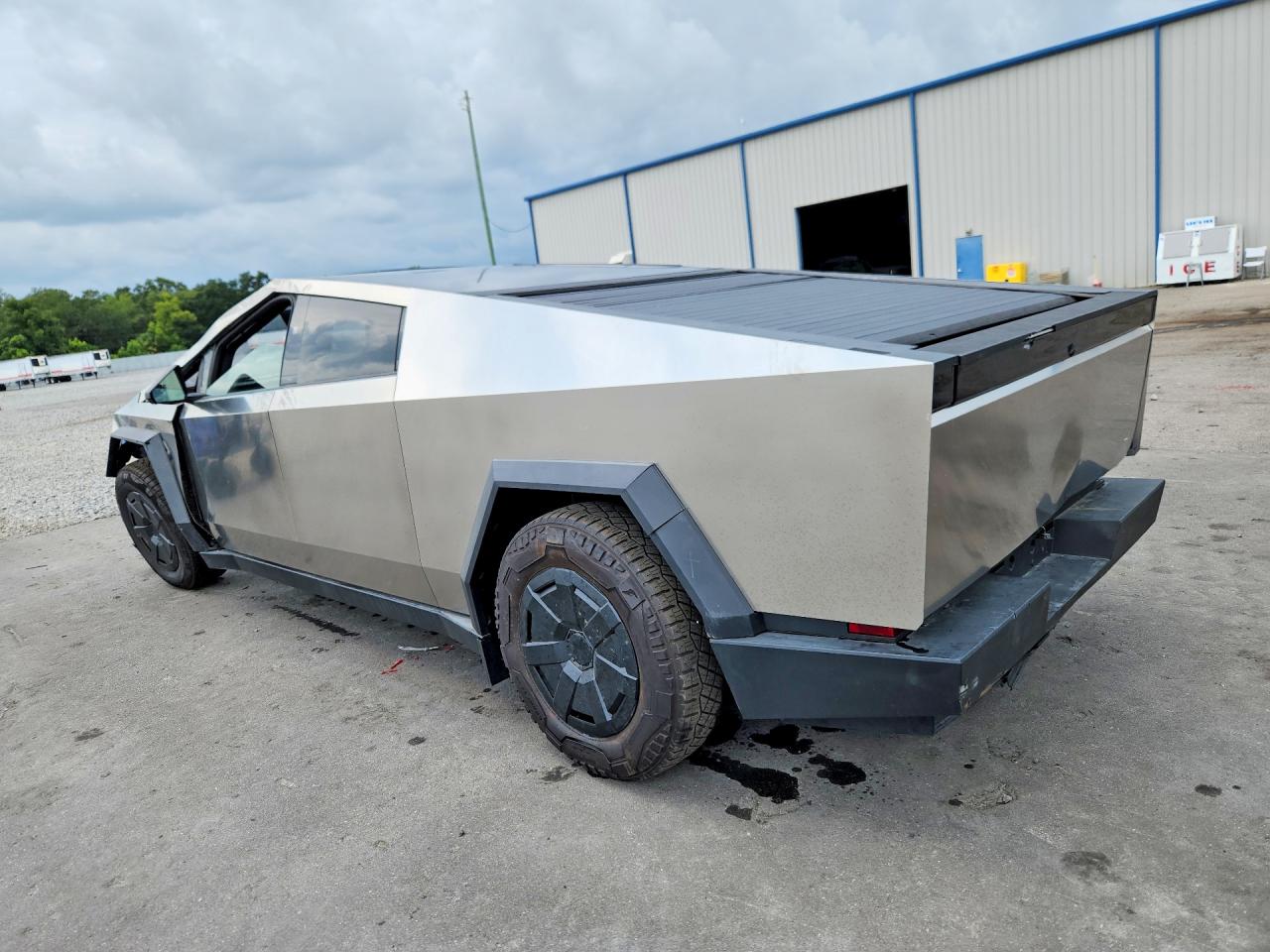 2025 TESLA CYBERTRUCK