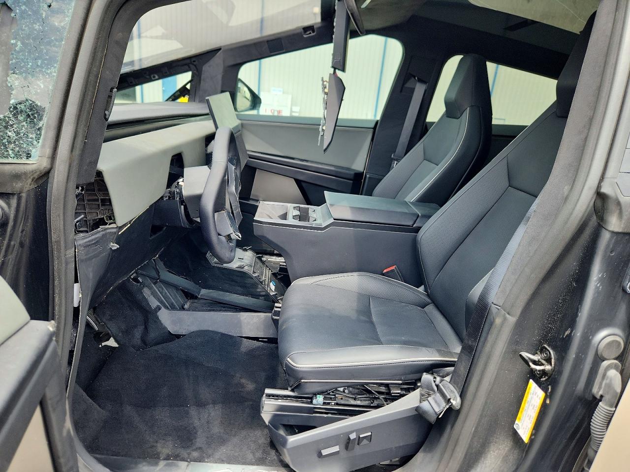 2025 TESLA CYBERTRUCK