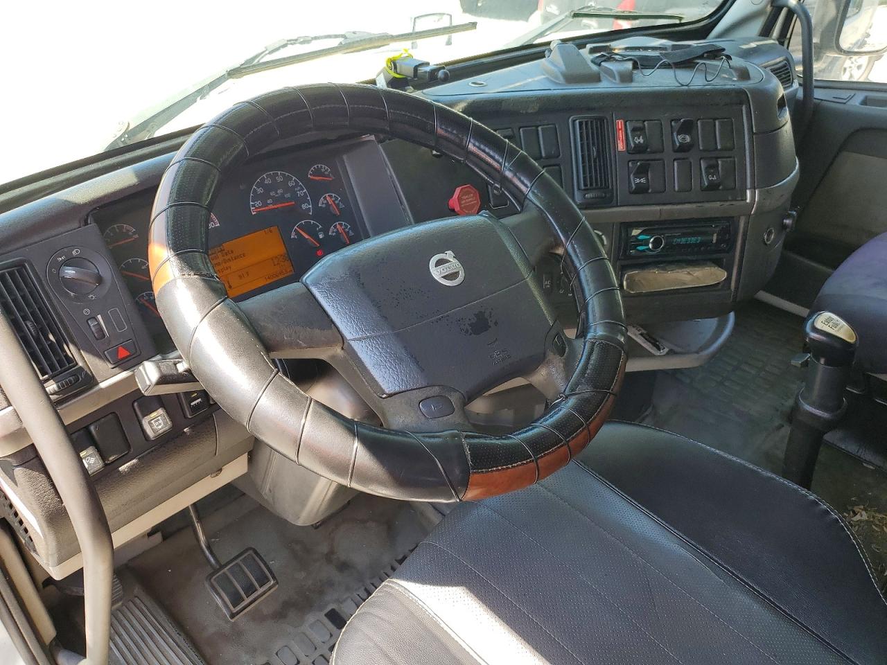 2005 VOLVO VN