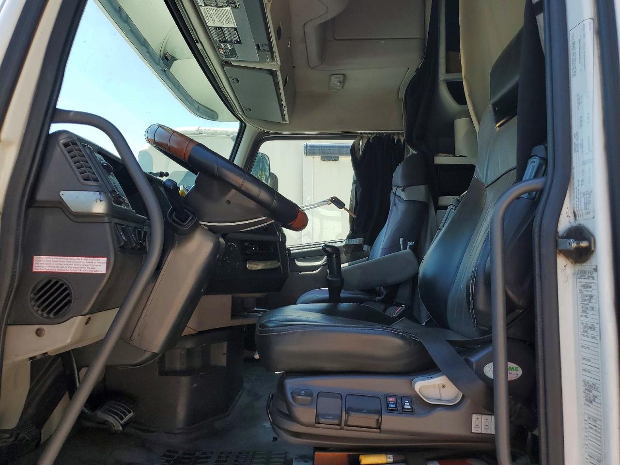 2005 VOLVO VN