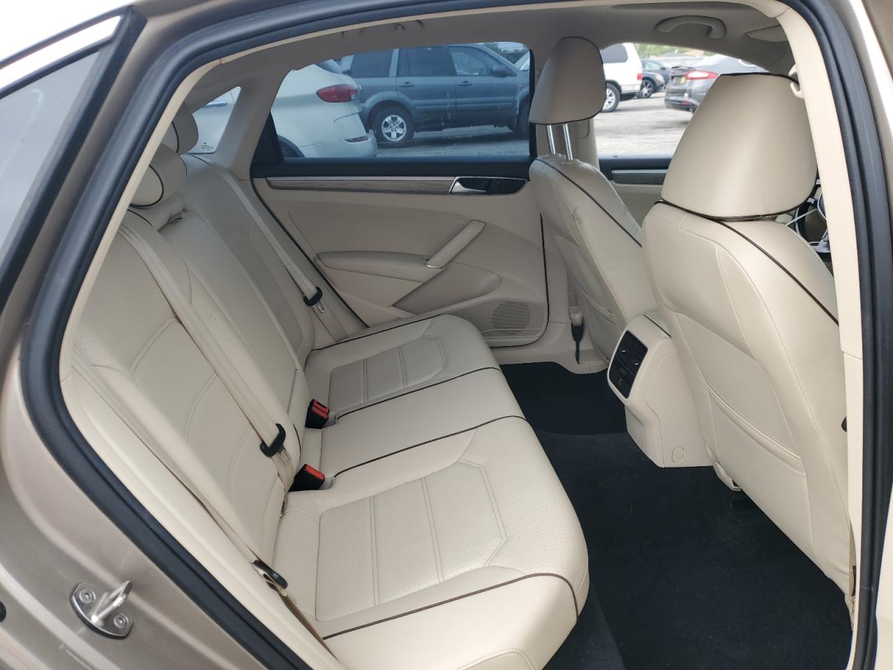 2016 VOLKSWAGEN PASSAT