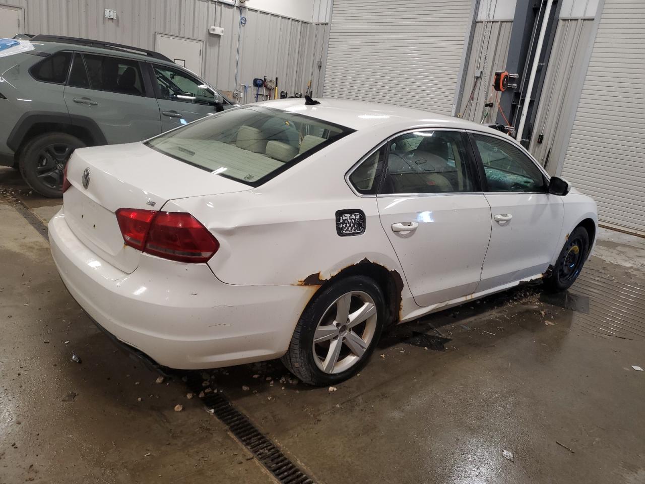 2013 VOLKSWAGEN PASSAT