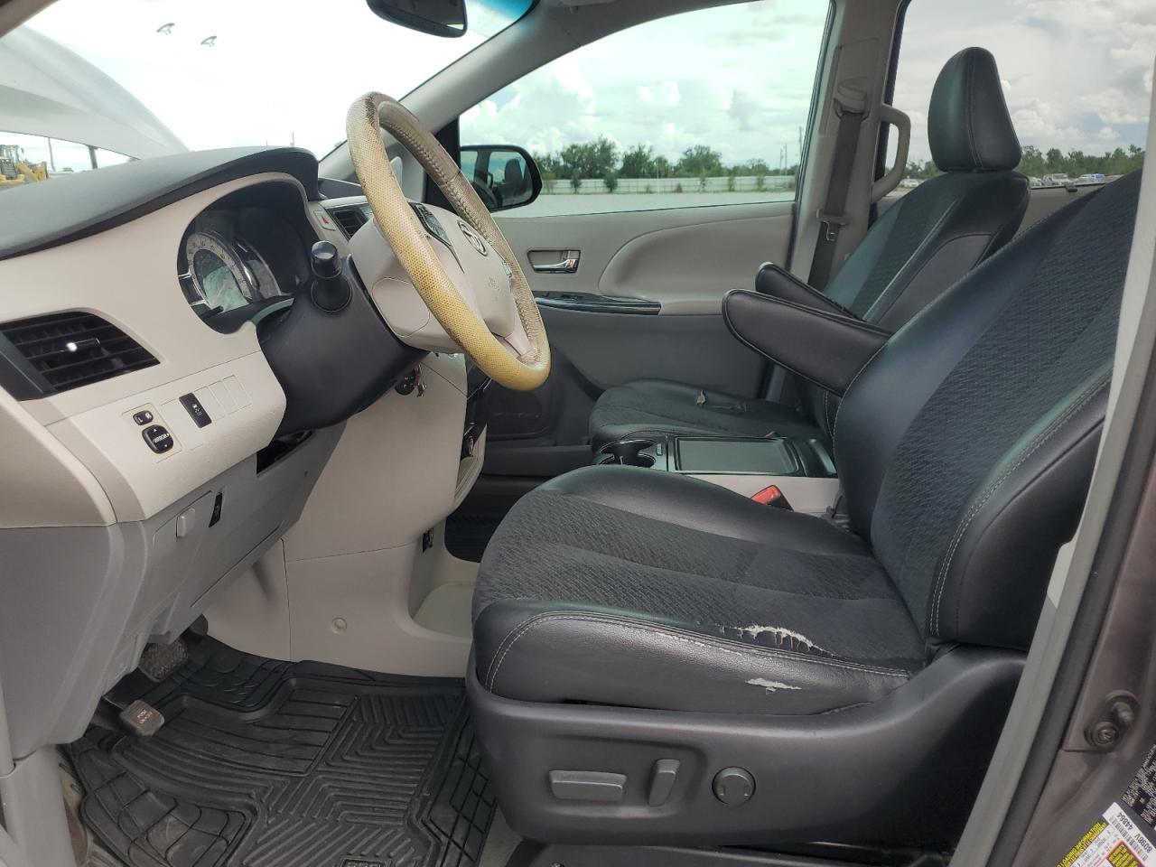 2013 TOYOTA SIENNA