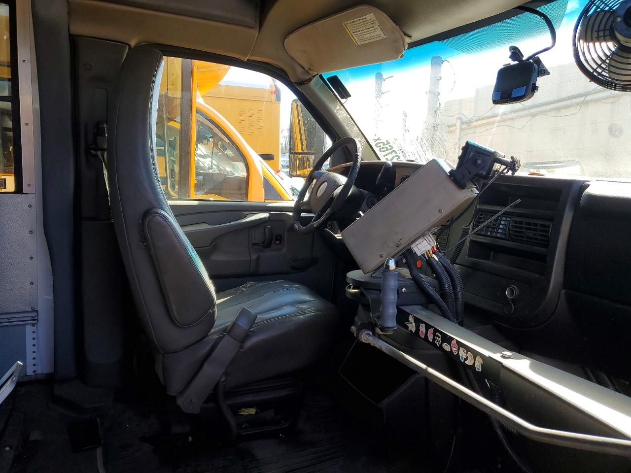 2011 CHEVROLET EXPRESS