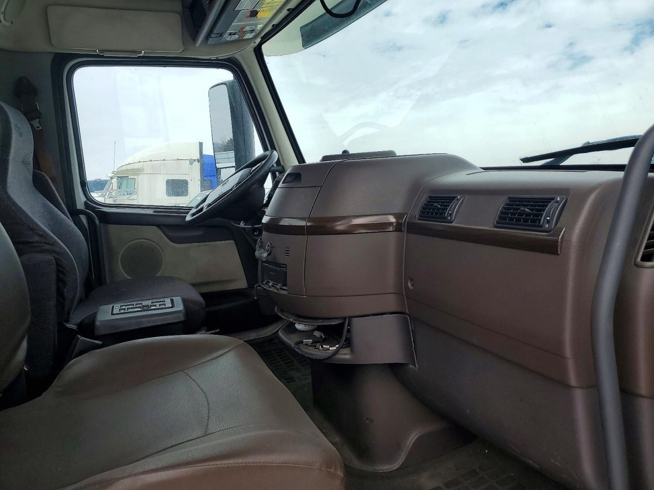 2016 VOLVO VN