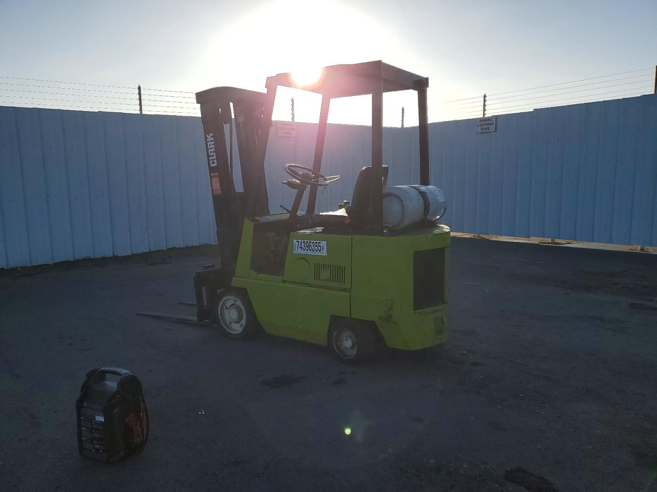 1990 CLARK FORKLIFT GCS17S