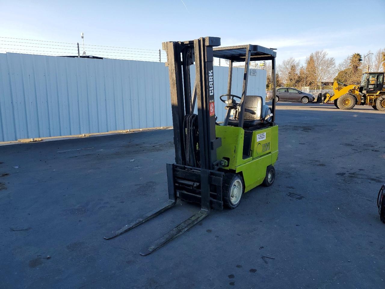 1990 CLARK FORKLIFT GCS17S