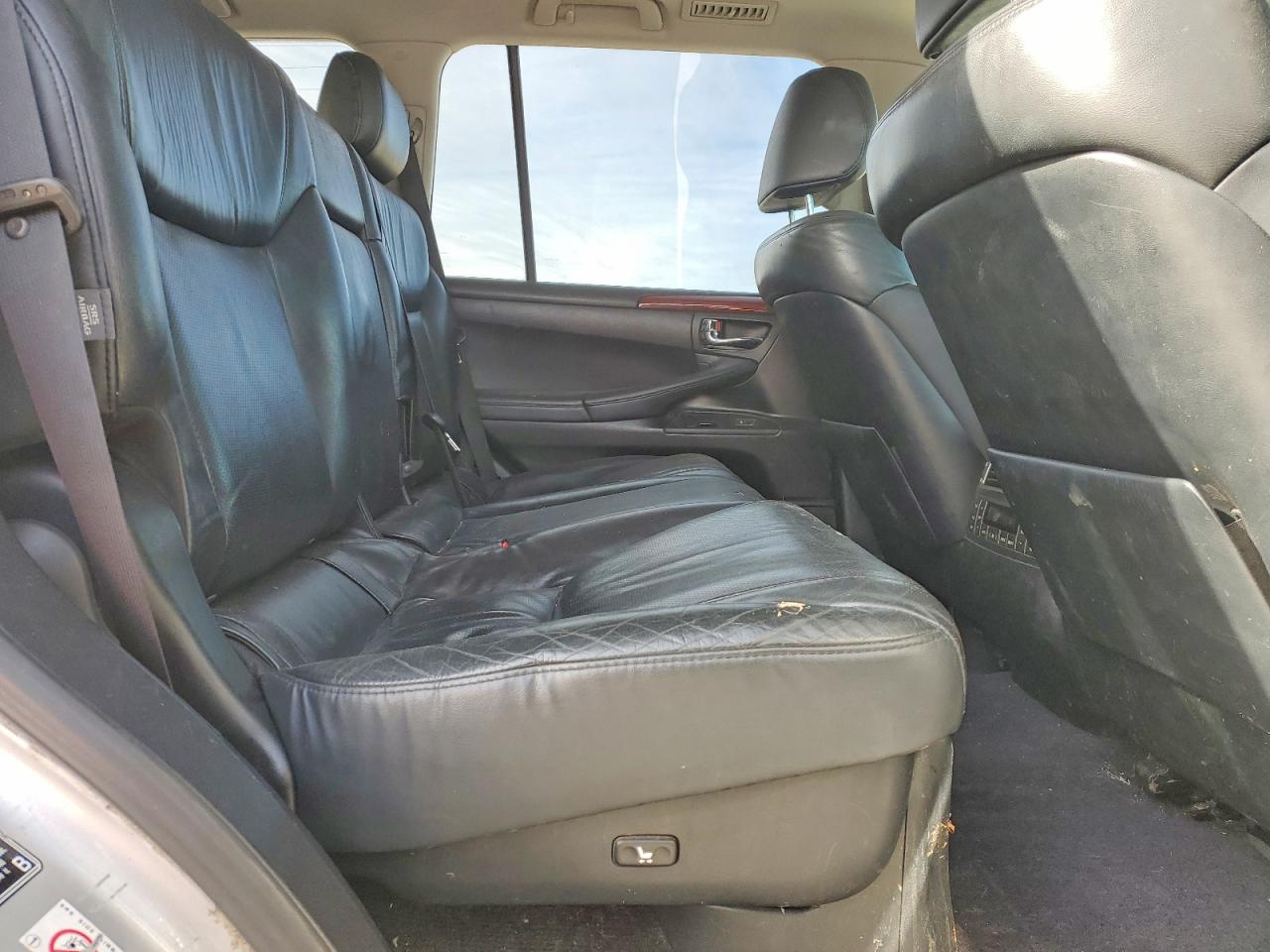 2011 LEXUS LX570