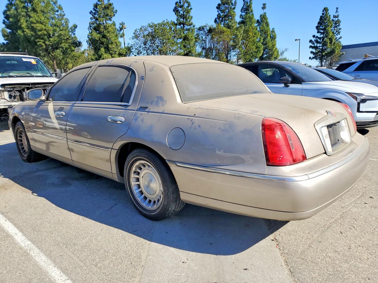 2000 LINCOLN TOWNCAR