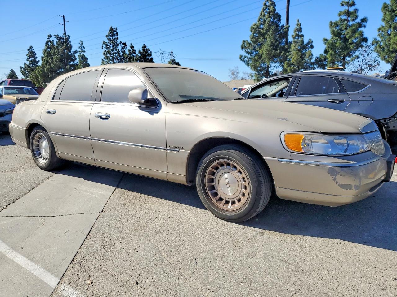 2000 LINCOLN TOWNCAR