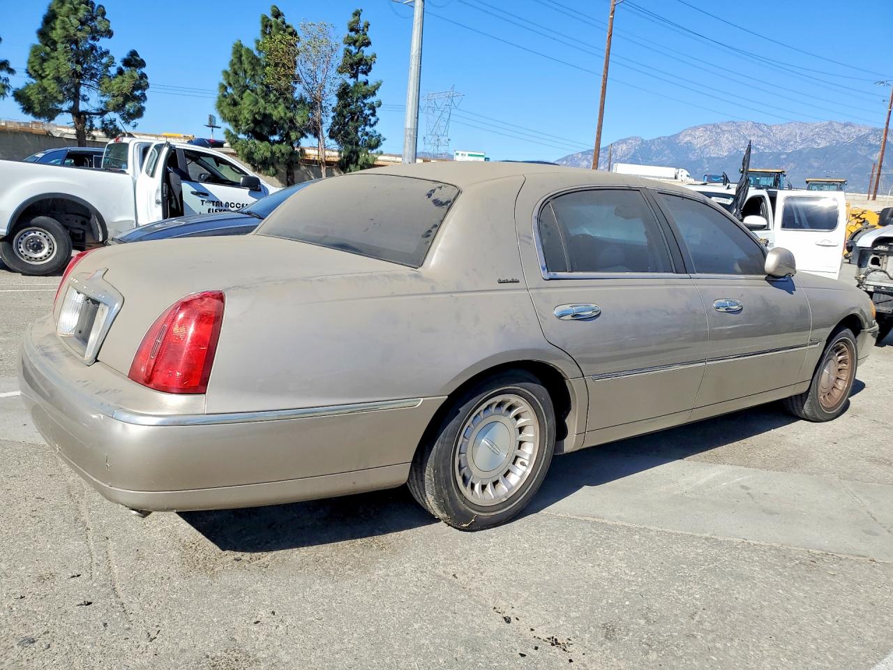 2000 LINCOLN TOWNCAR