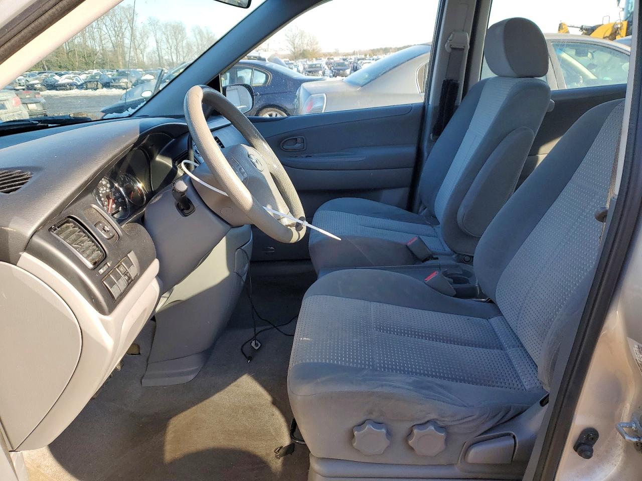 2004 MAZDA MPV