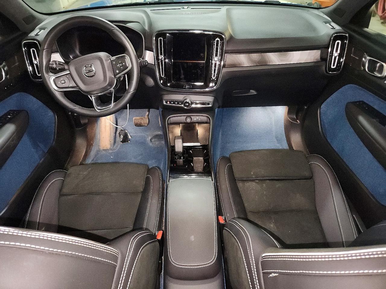 2023 VOLVO XC40