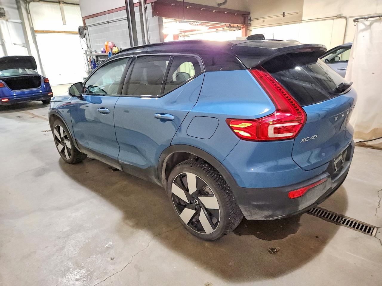 2023 VOLVO XC40