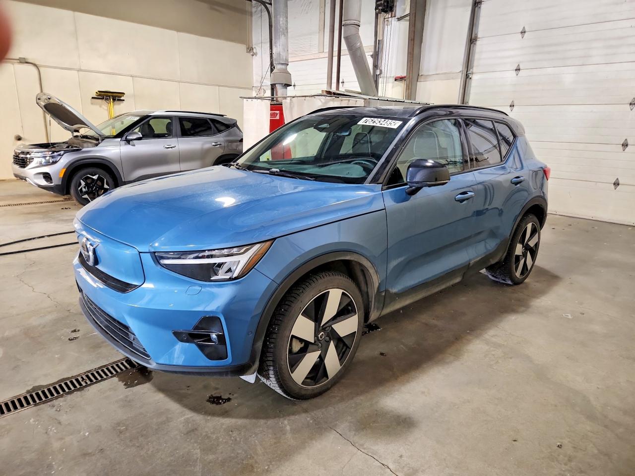 2023 VOLVO XC40