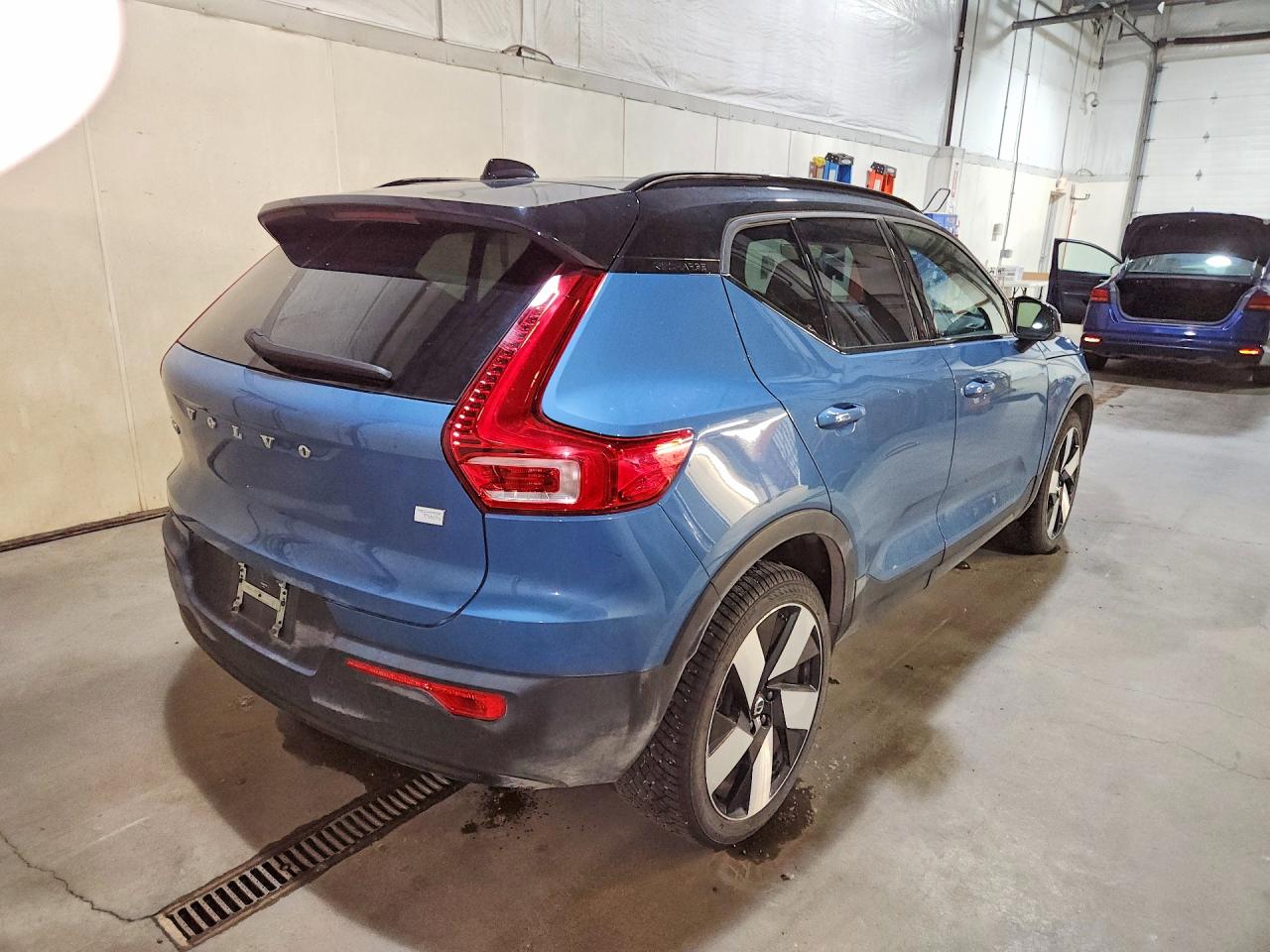 2023 VOLVO XC40