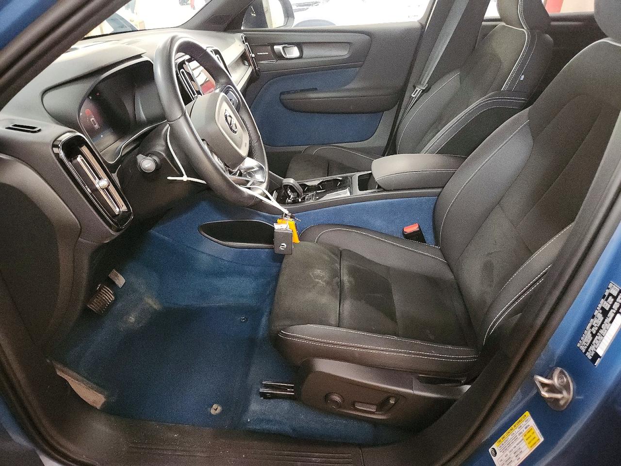 2023 VOLVO XC40
