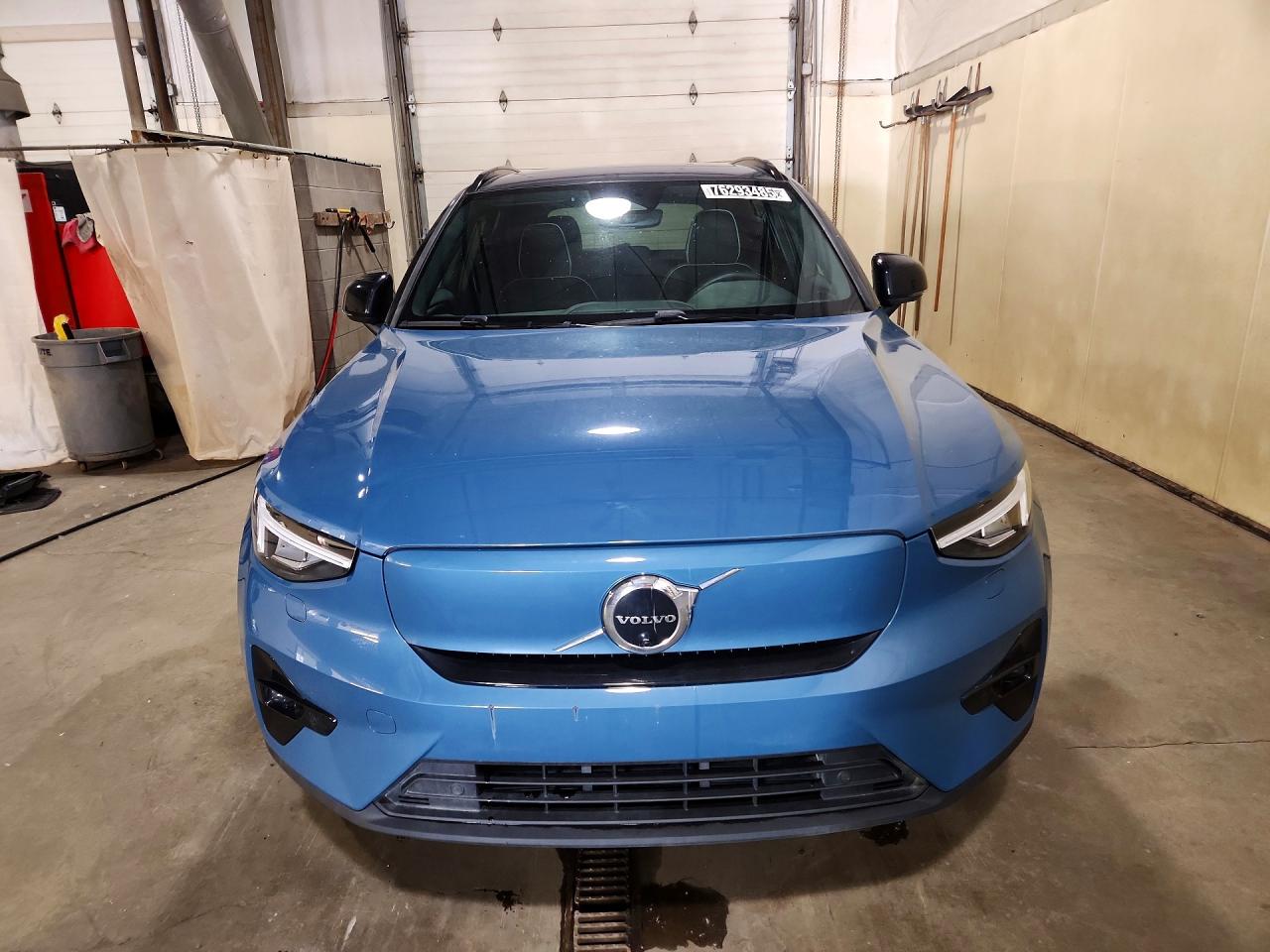 2023 VOLVO XC40