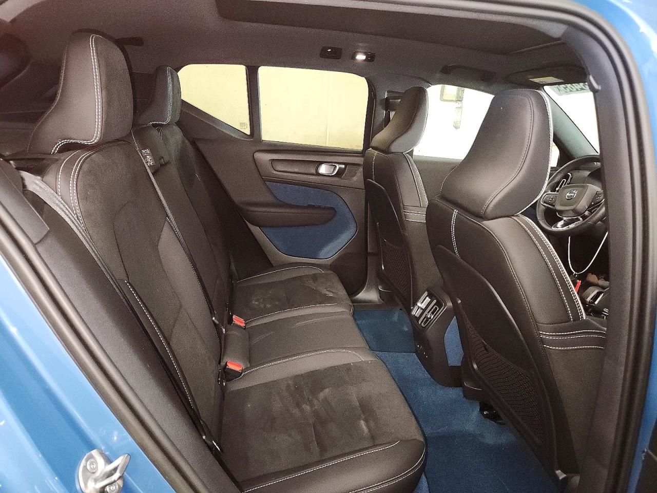 2023 VOLVO XC40