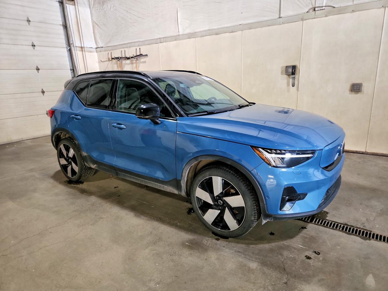 2023 VOLVO XC40