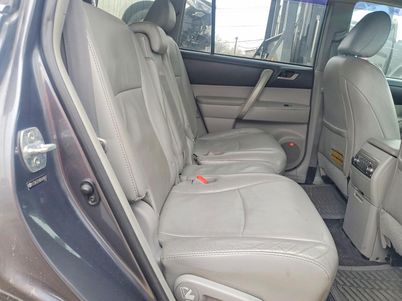 2011 TOYOTA HIGHLANDER
