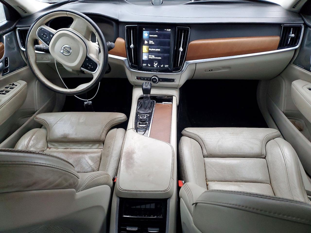 2017 VOLVO S90