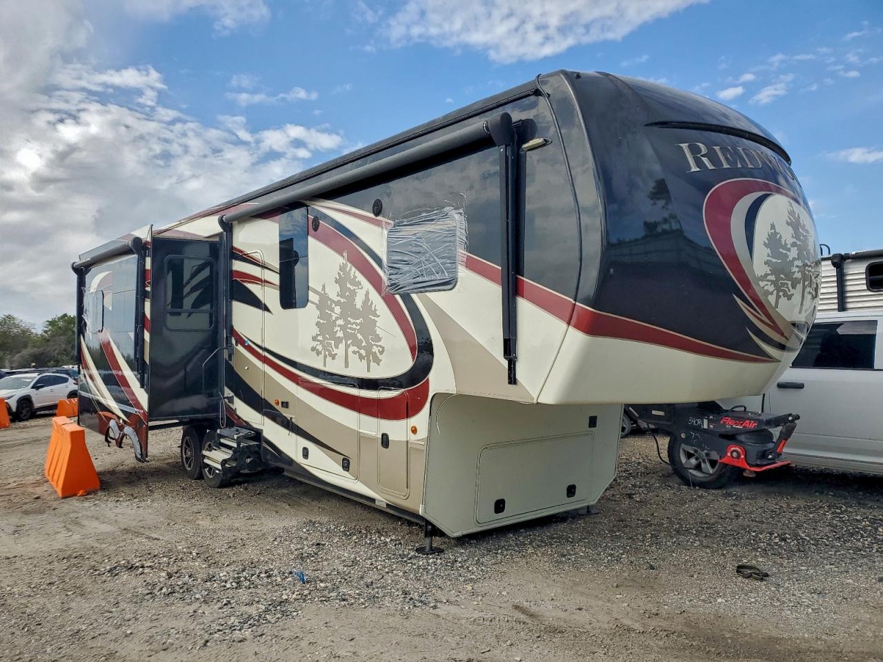 2017 REDWOOD FIFTH WHEE