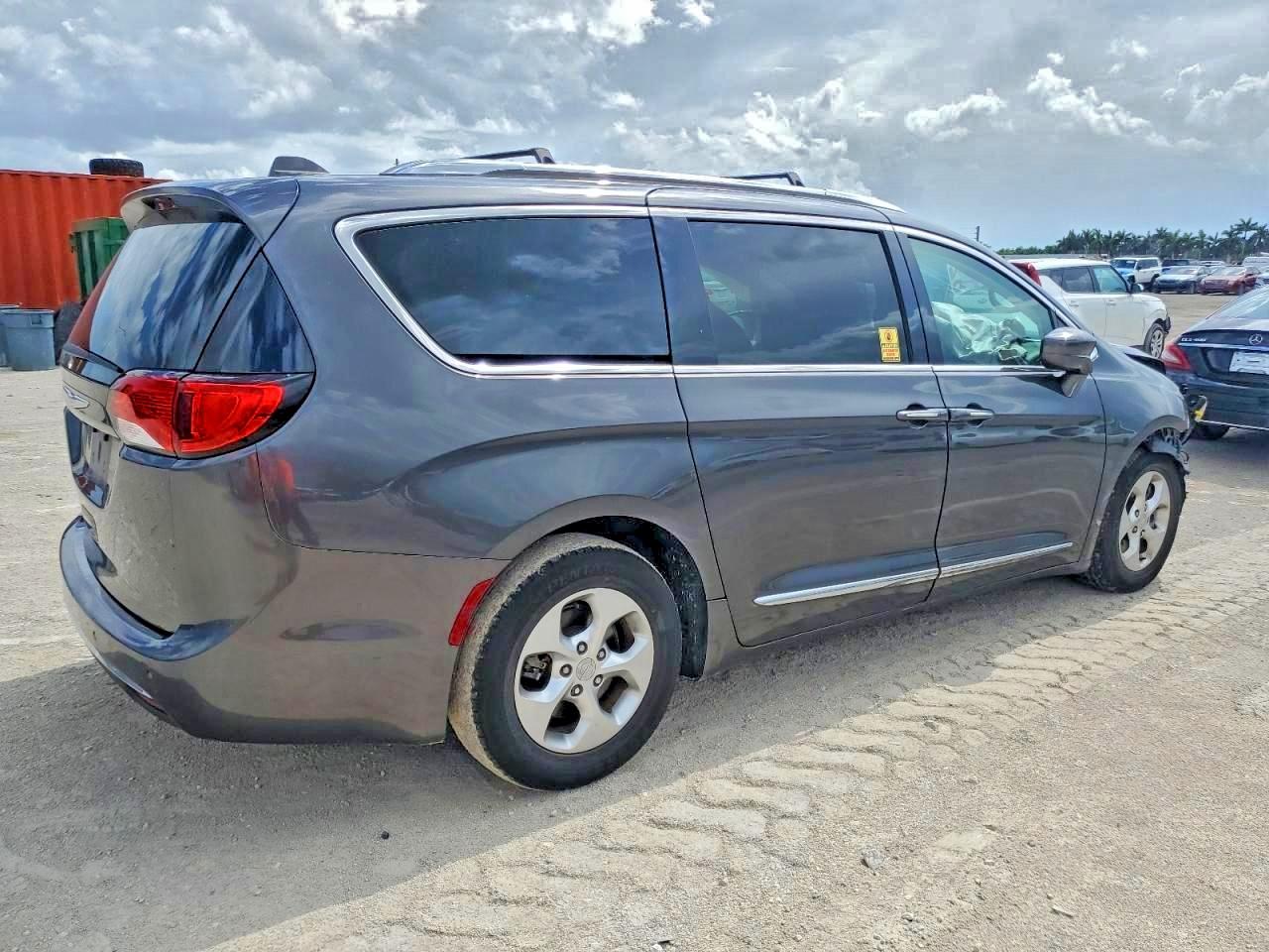 2017 CHRYSLER PACIFICA