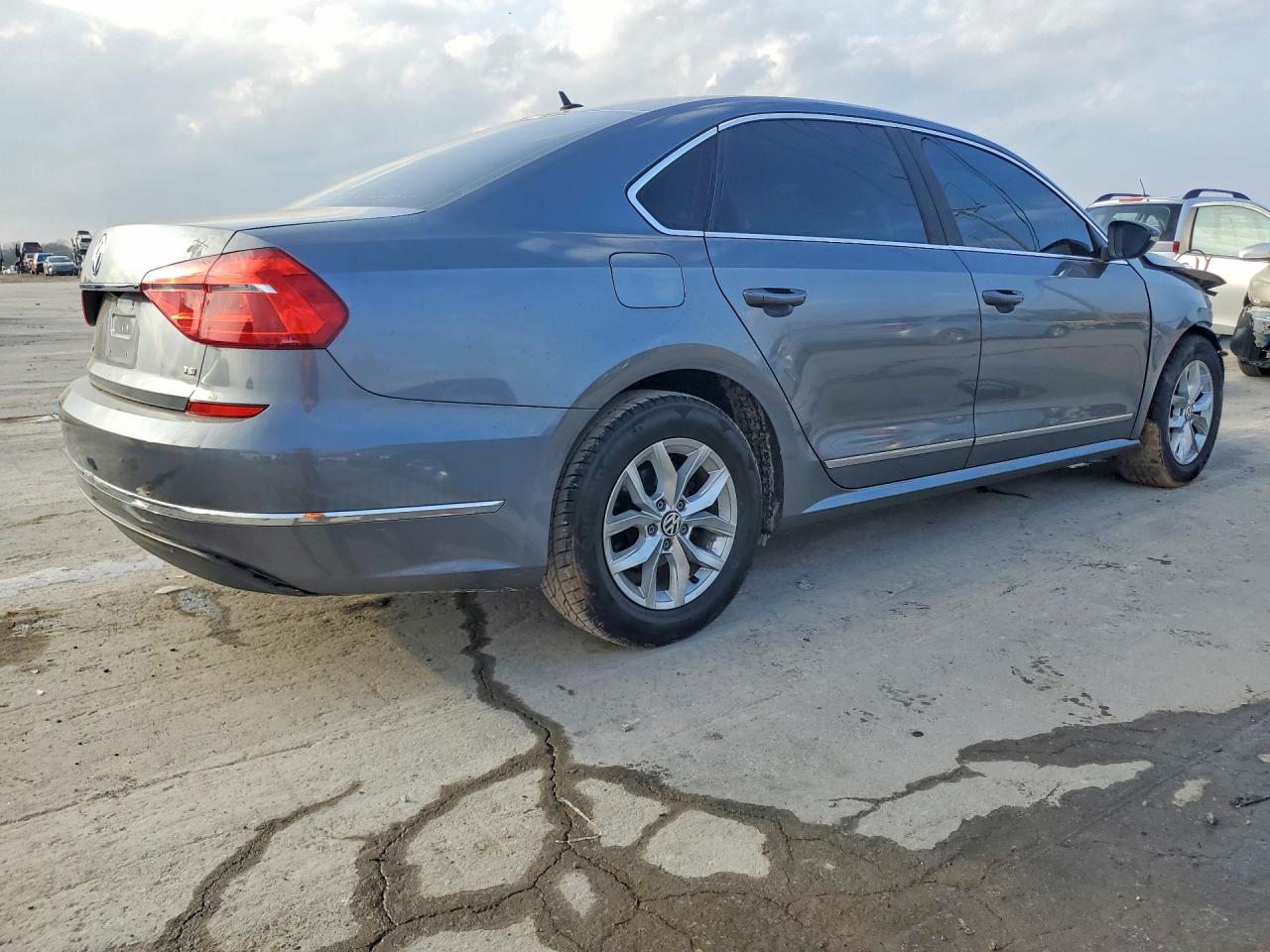2016 VOLKSWAGEN PASSAT