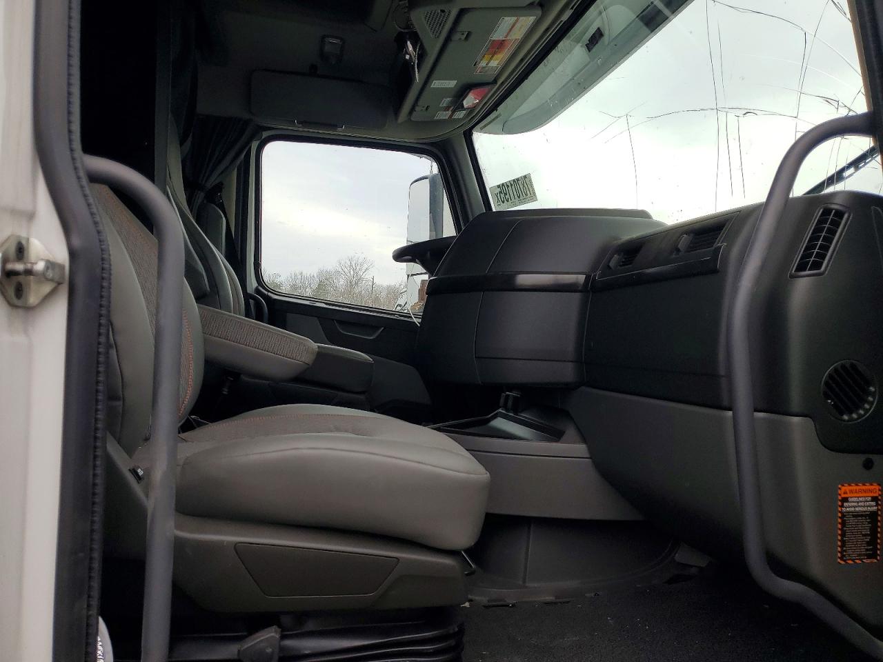 2024 VOLVO VN