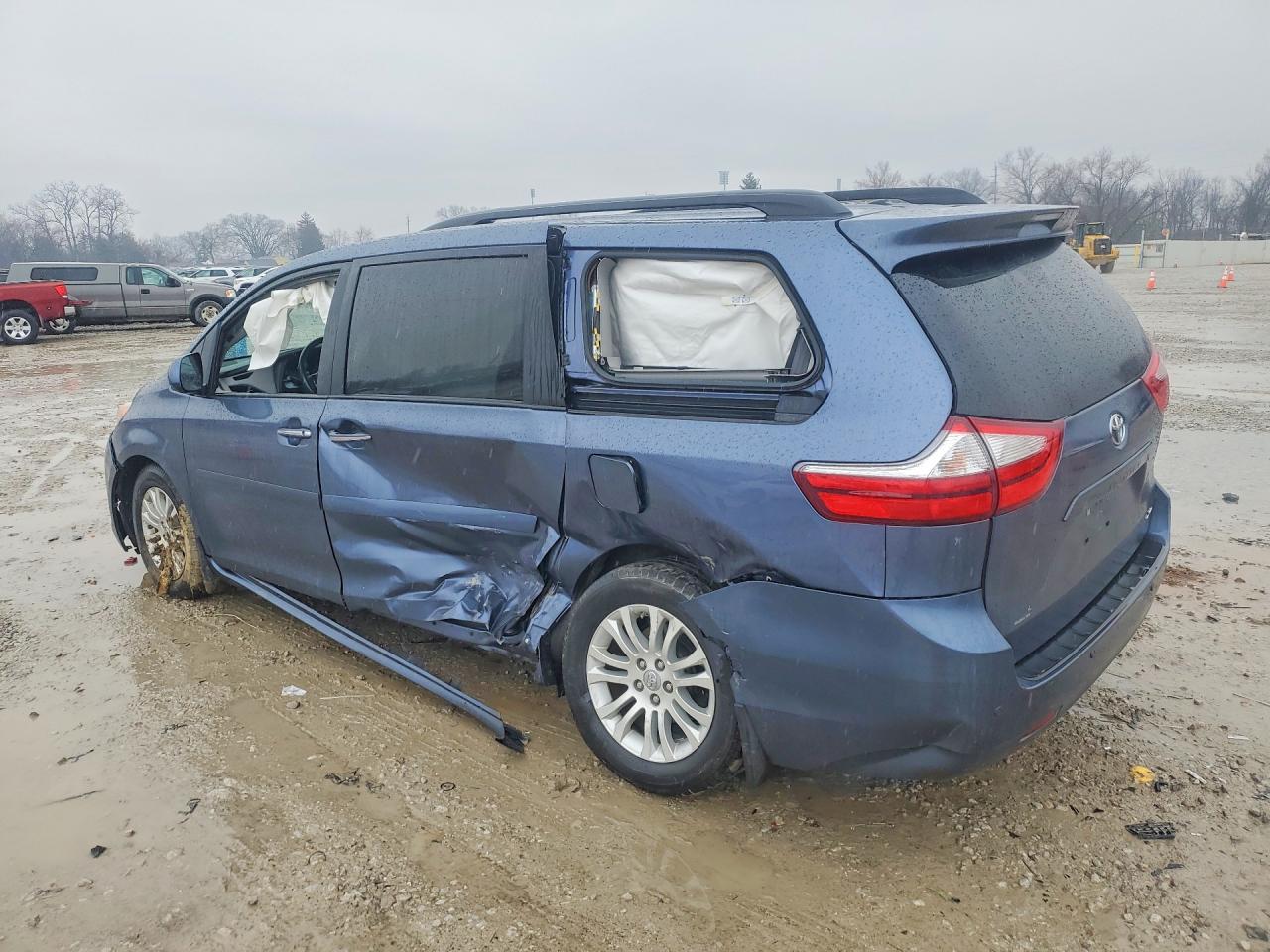 2017 TOYOTA SIENNA