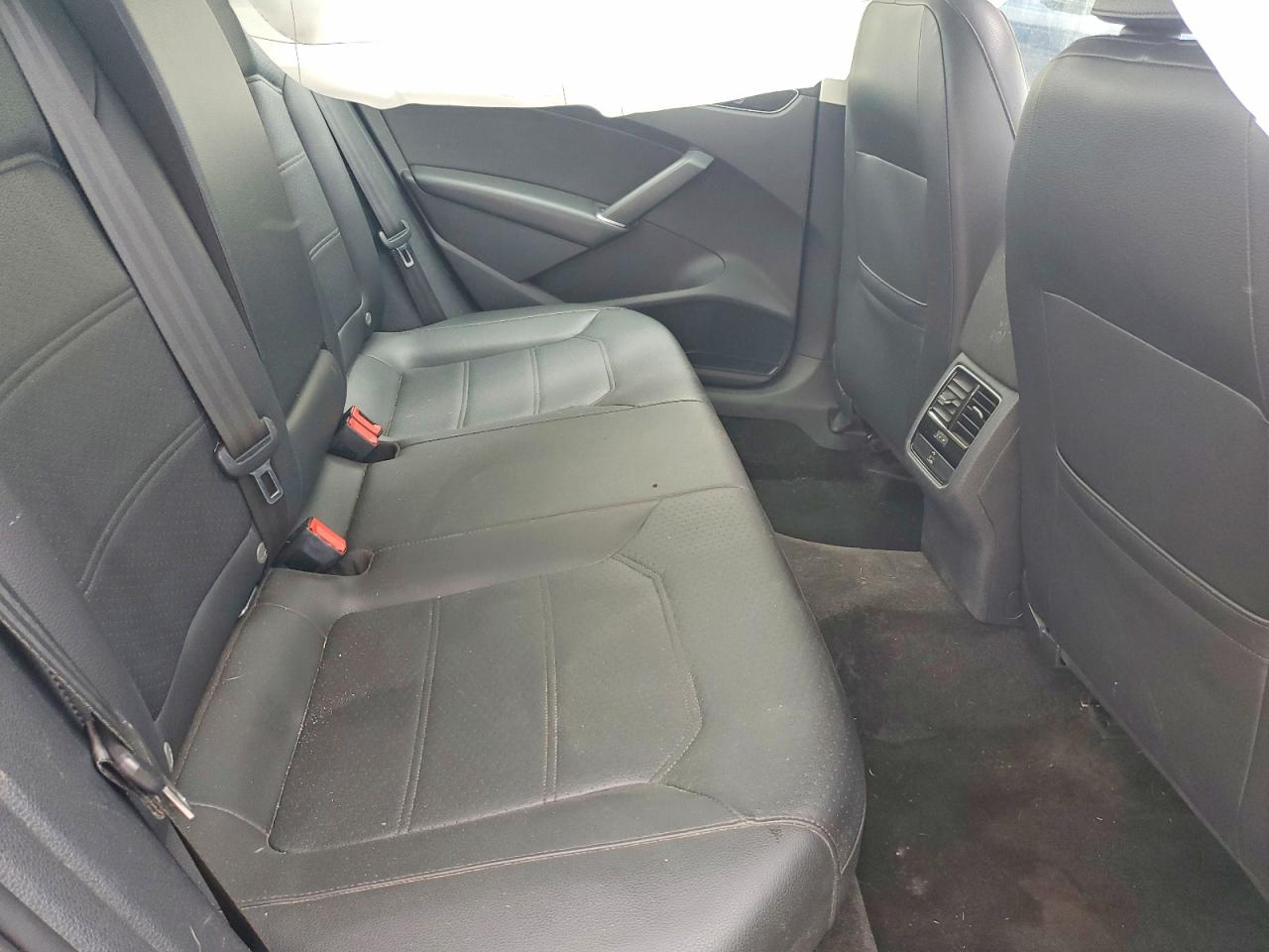 2016 VOLKSWAGEN PASSAT