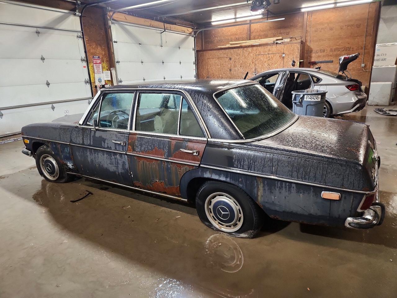 1971 MERCEDES-BENZ 230-CLASS