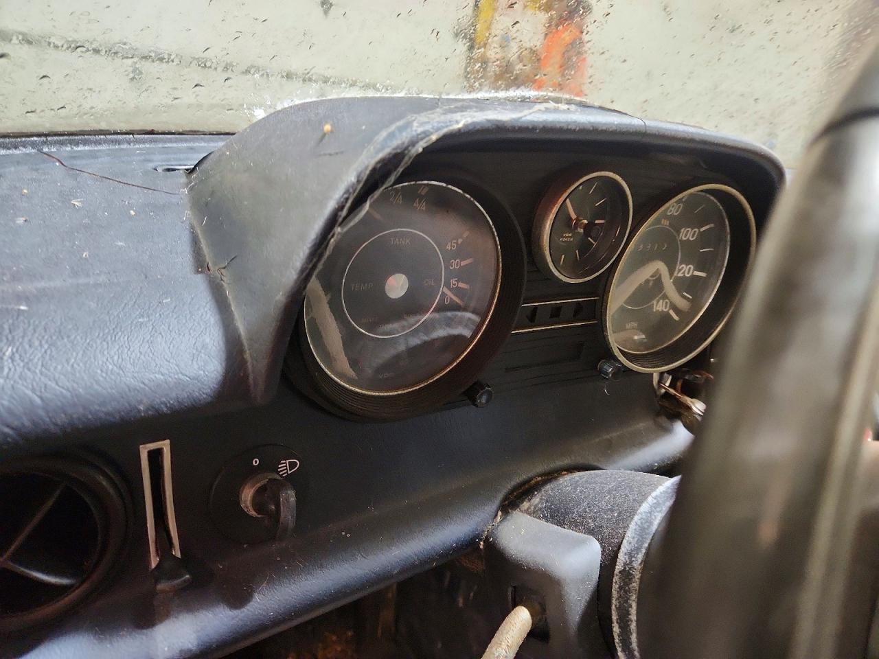 1971 MERCEDES-BENZ 230-CLASS