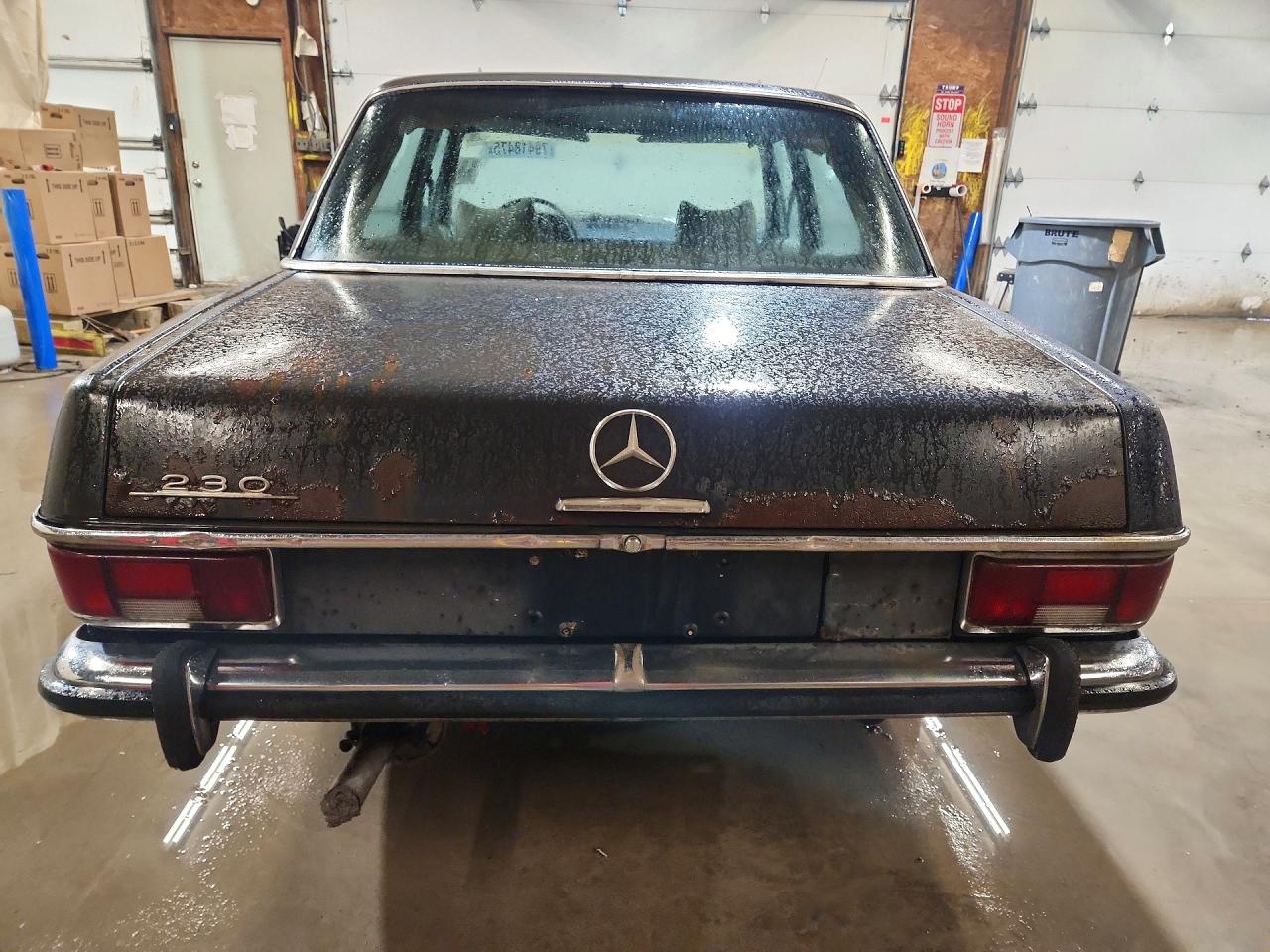 1971 MERCEDES-BENZ 230-CLASS
