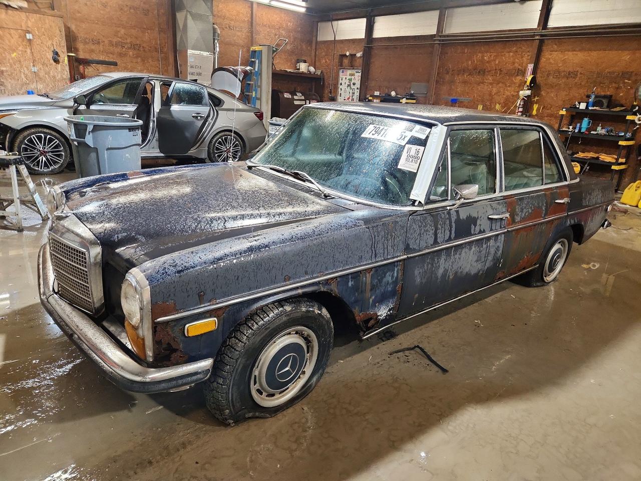 1971 MERCEDES-BENZ 230-CLASS