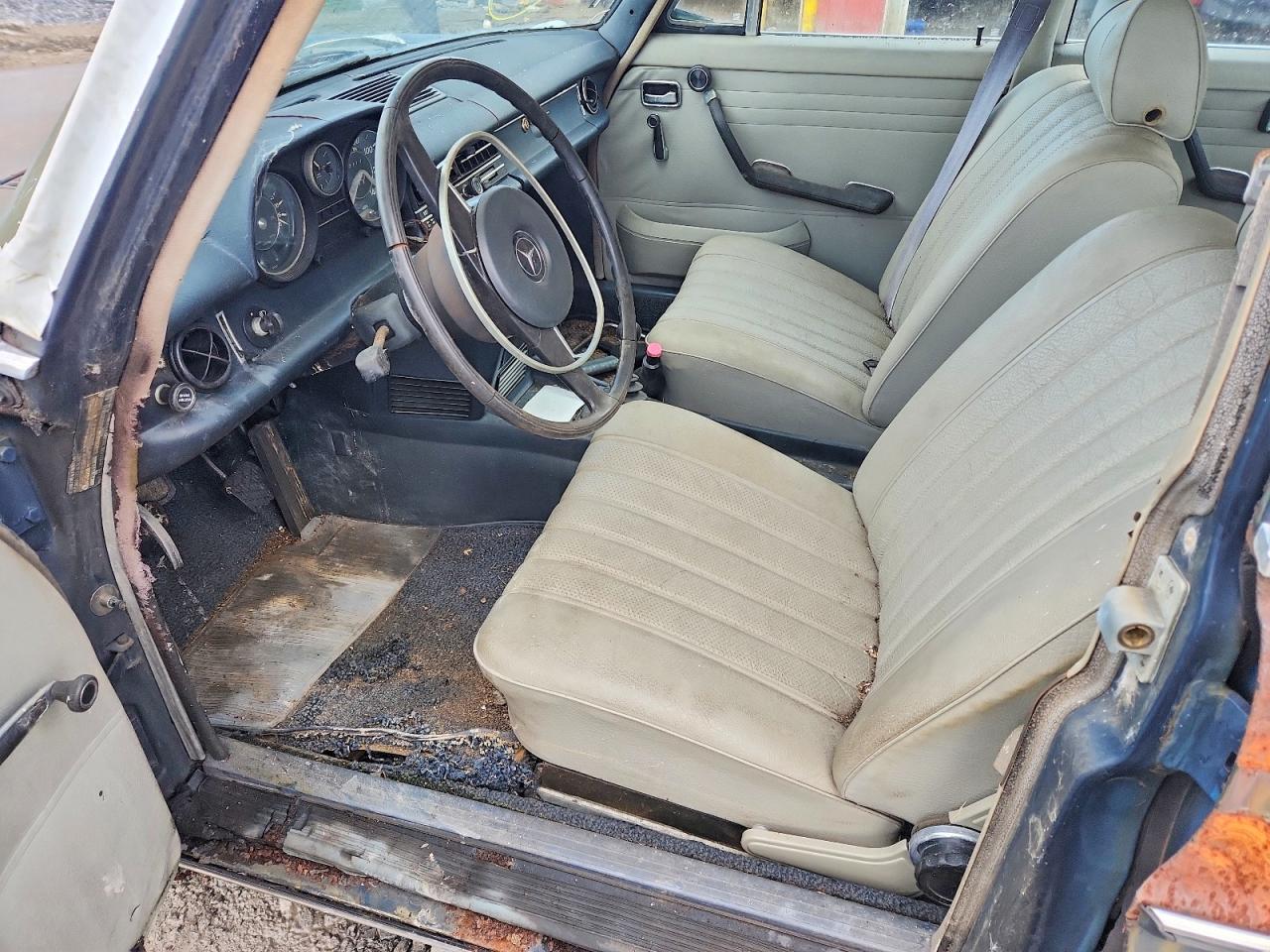 1971 MERCEDES-BENZ 230-CLASS
