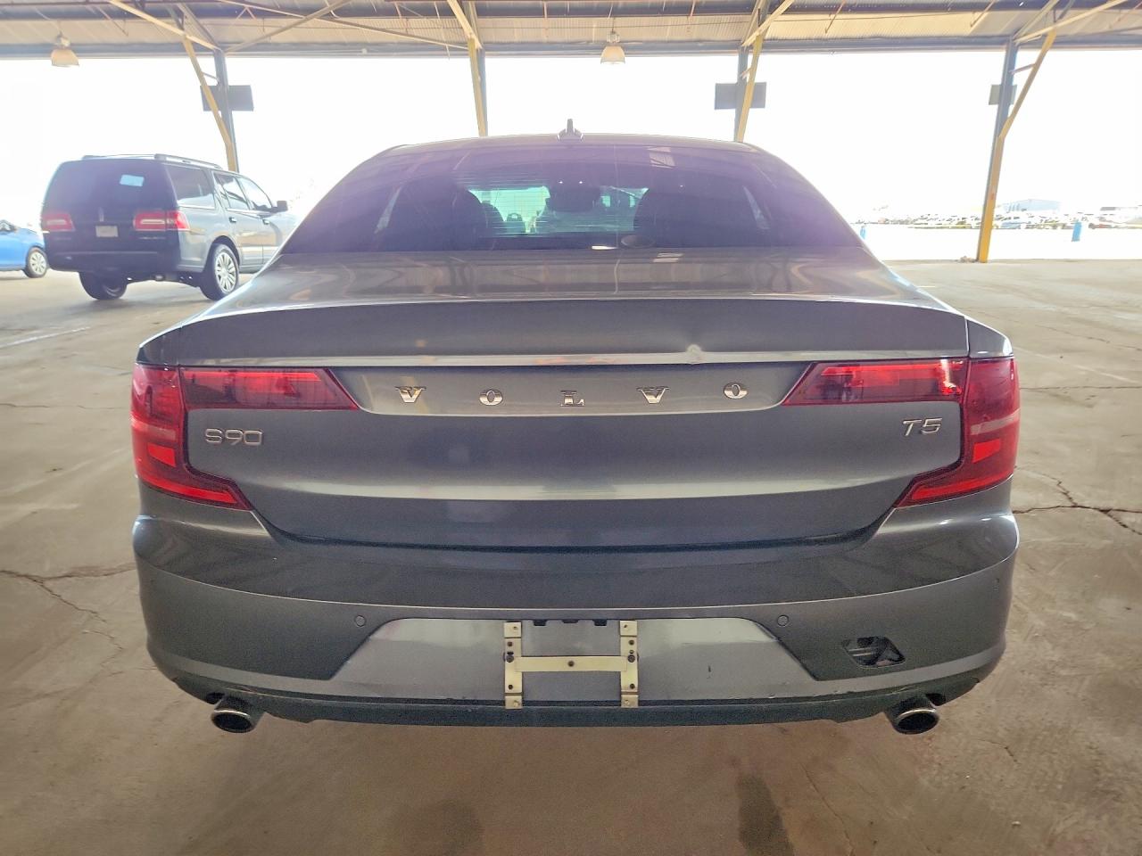 2017 VOLVO S90