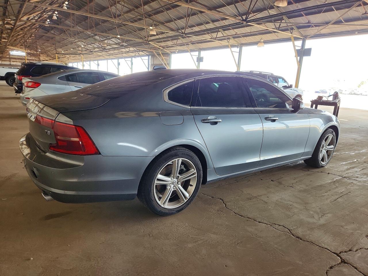 2017 VOLVO S90