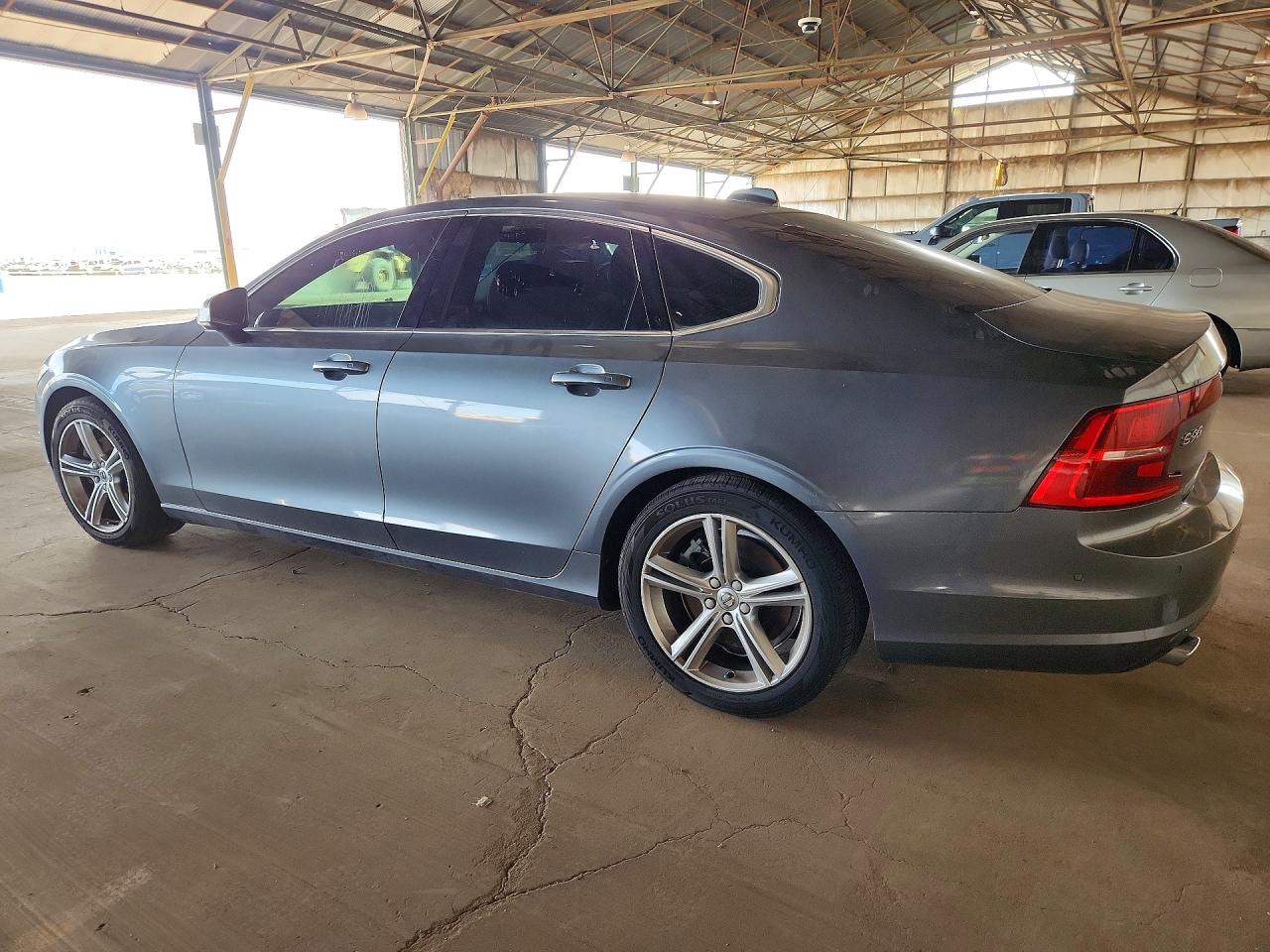 2017 VOLVO S90