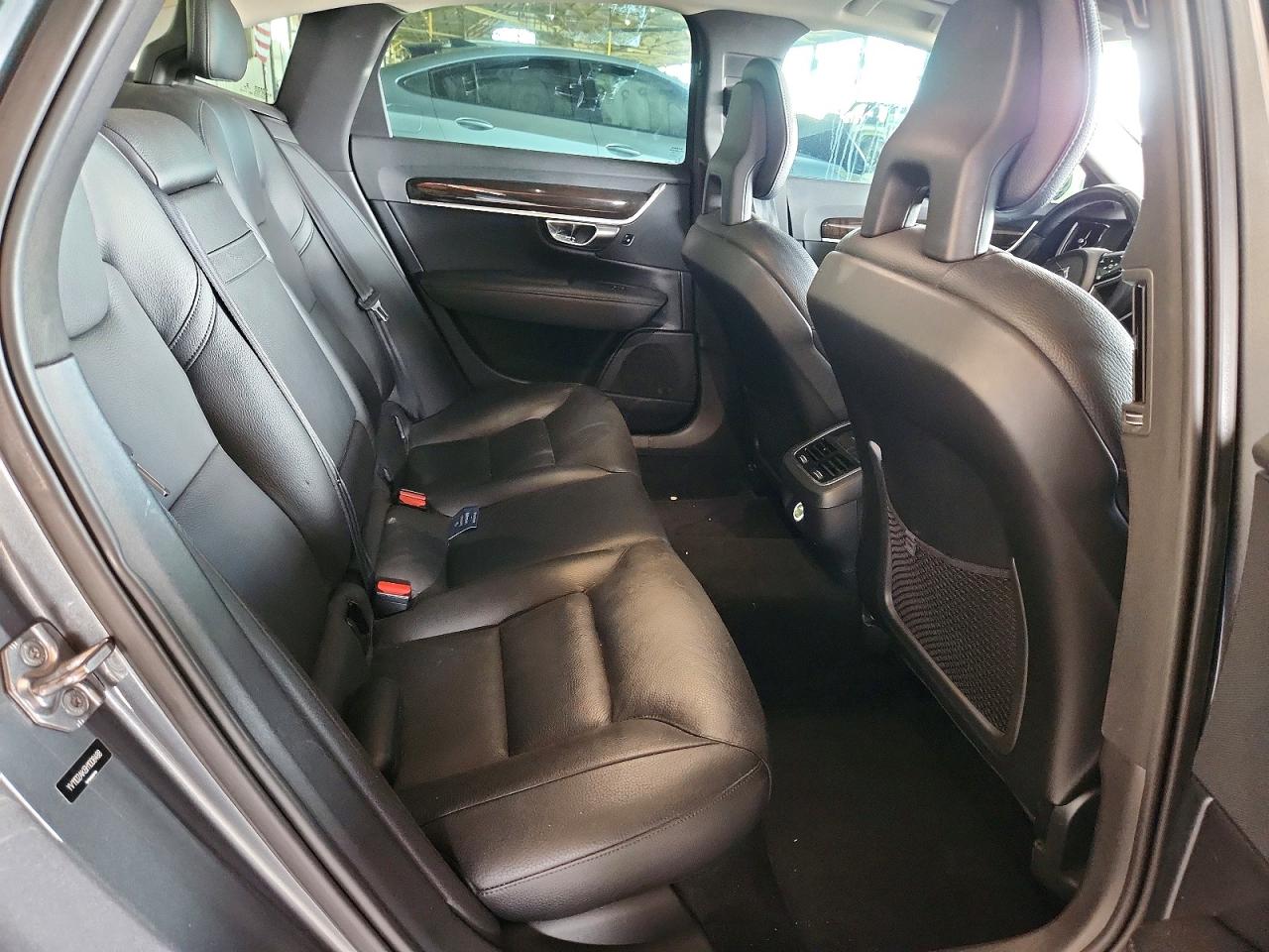 2017 VOLVO S90