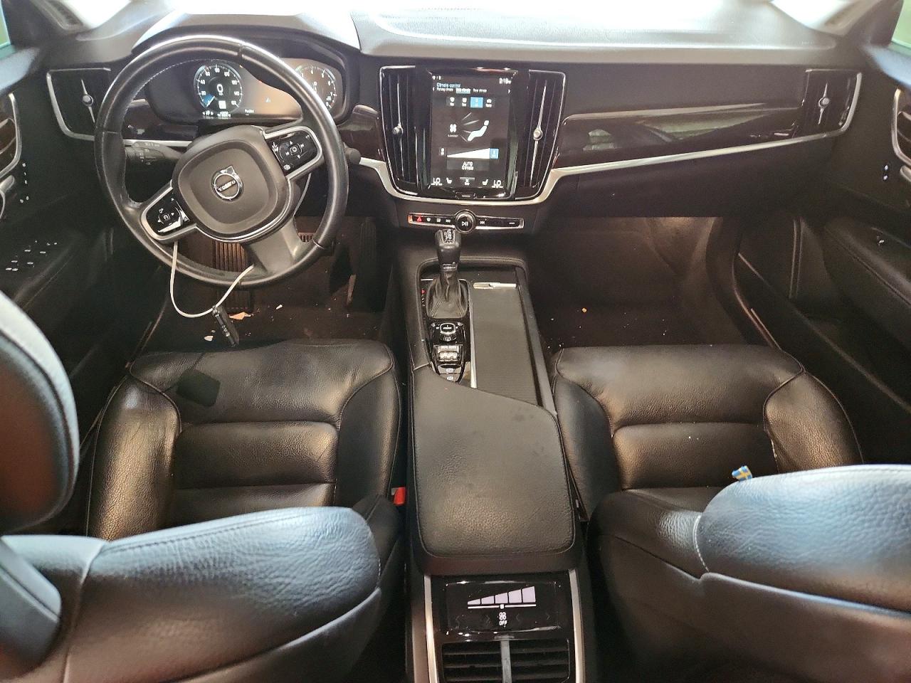 2017 VOLVO S90