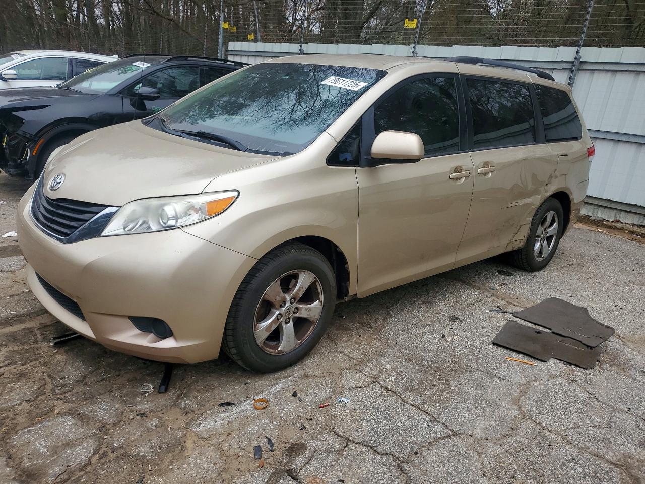 2014 TOYOTA SIENNA