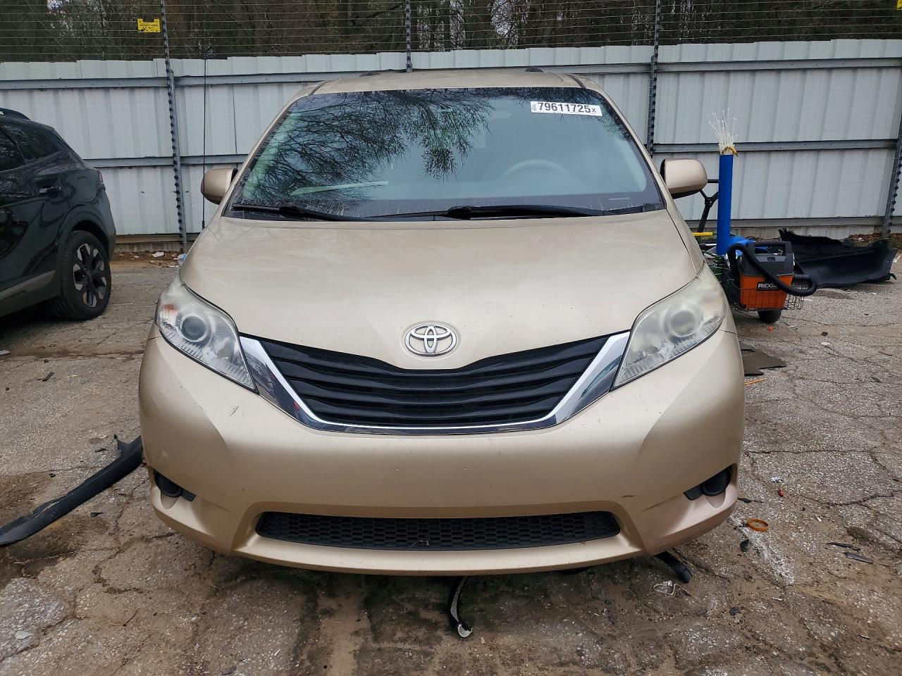 2014 TOYOTA SIENNA