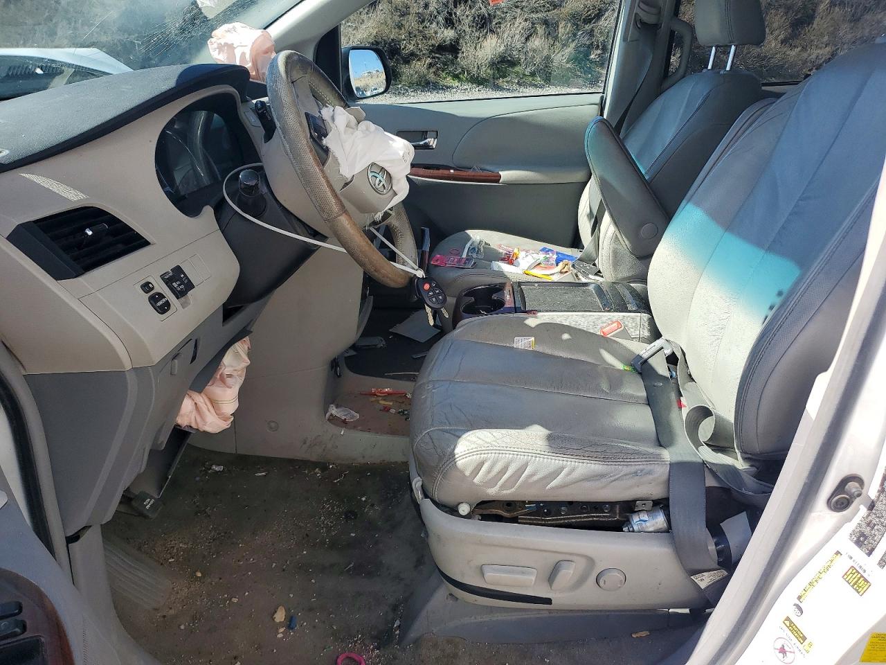 2011 TOYOTA SIENNA