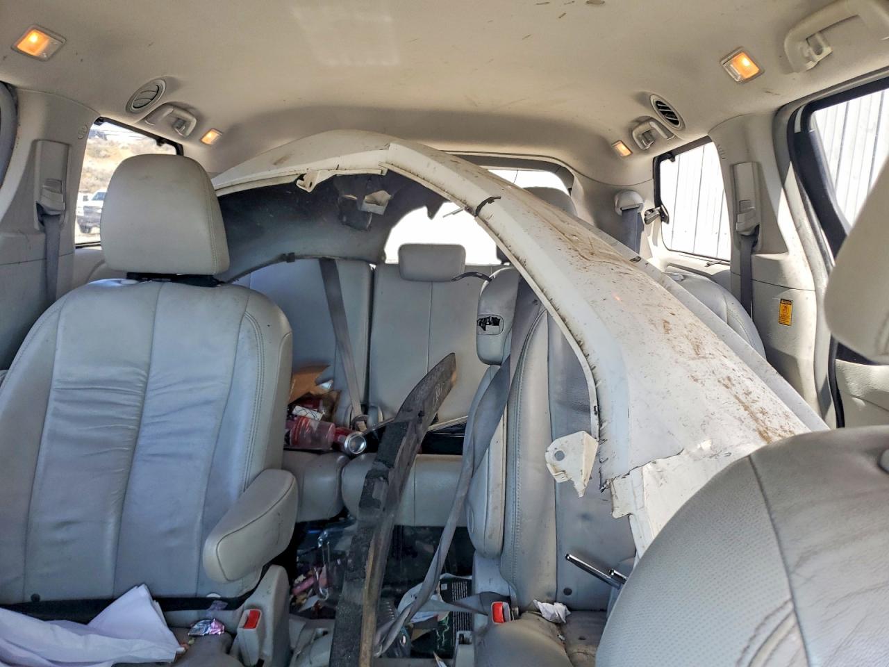2011 TOYOTA SIENNA