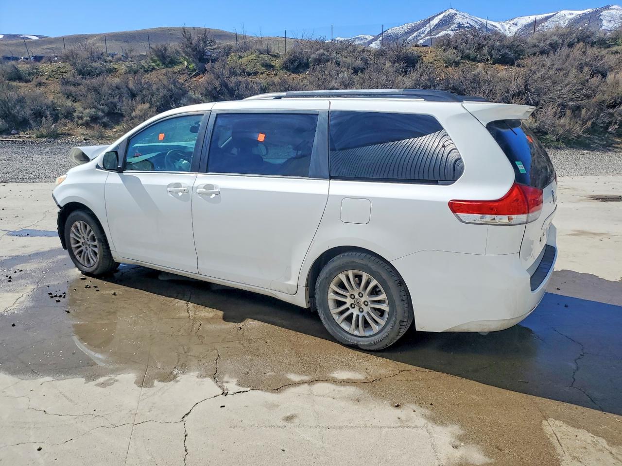 2011 TOYOTA SIENNA