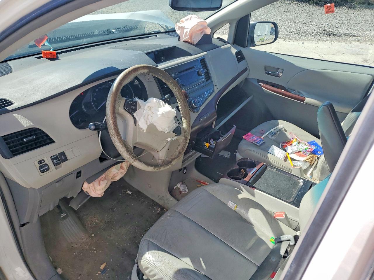 2011 TOYOTA SIENNA