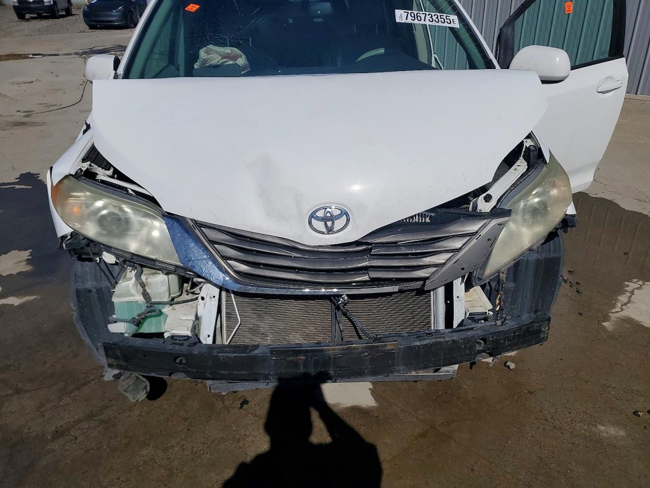 2011 TOYOTA SIENNA