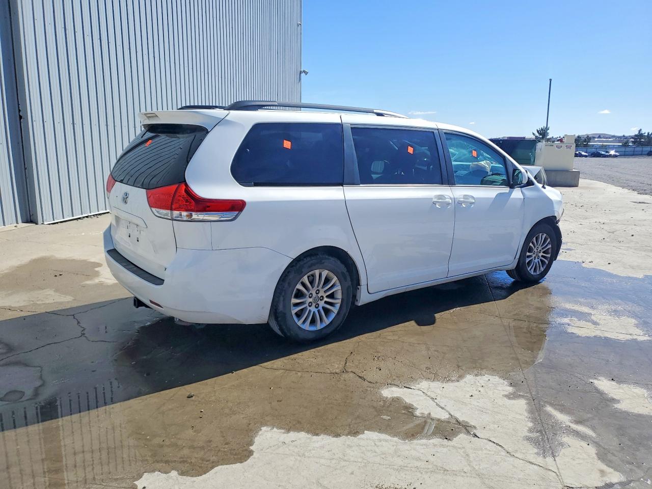 2011 TOYOTA SIENNA